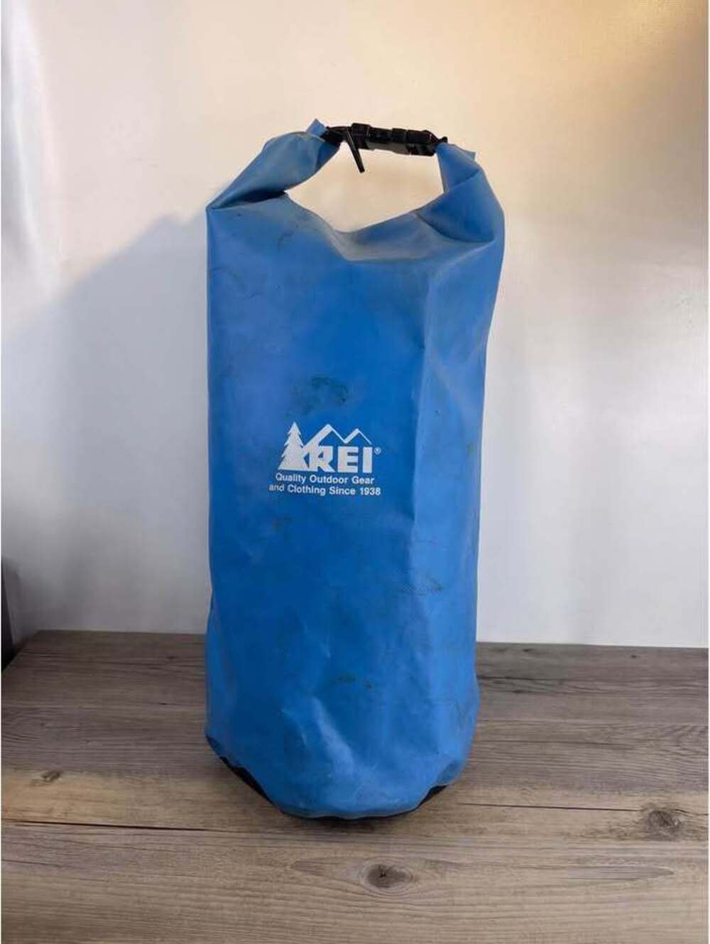 REI Heavy Duty Waterproof Roll Top Dry Bag Blue Round Bottom 29" x 14"